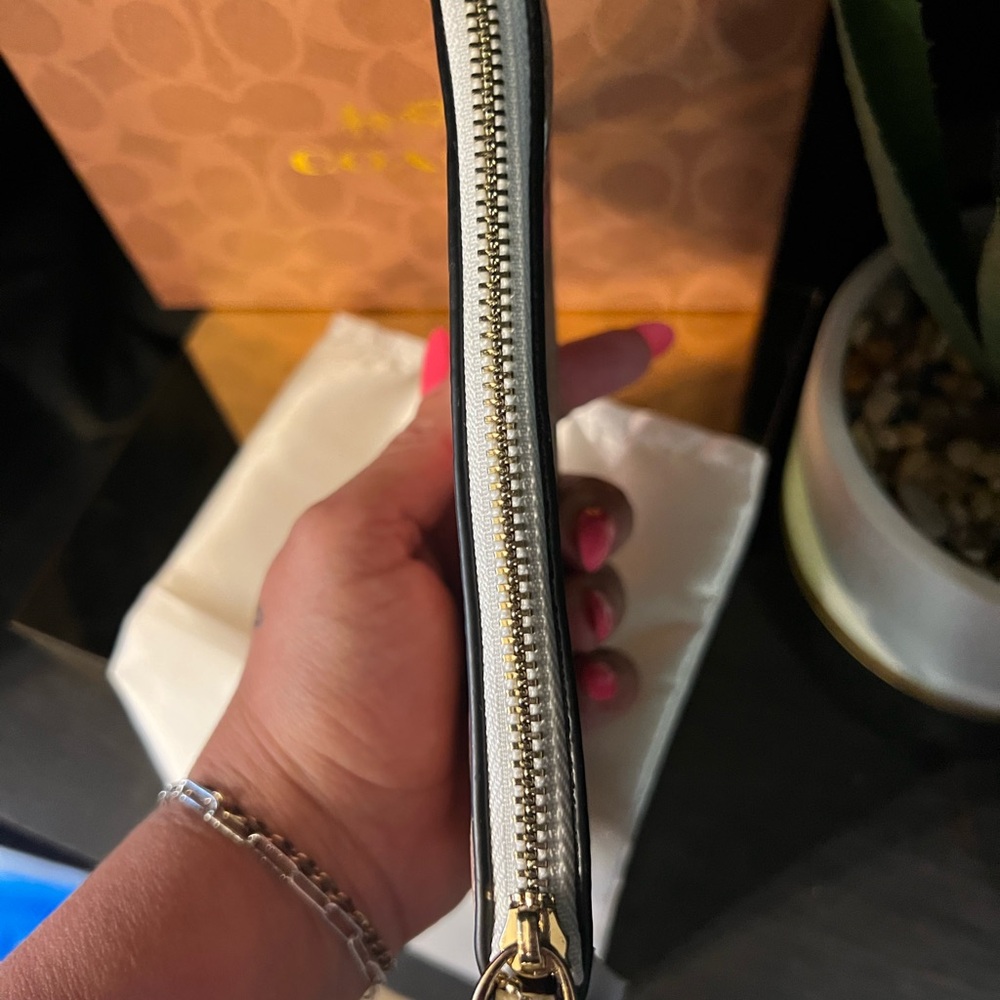 Coach Floral Signature Canvas Wristlet | NWT | Box & Dust Bag Included - Picture 10 of 13